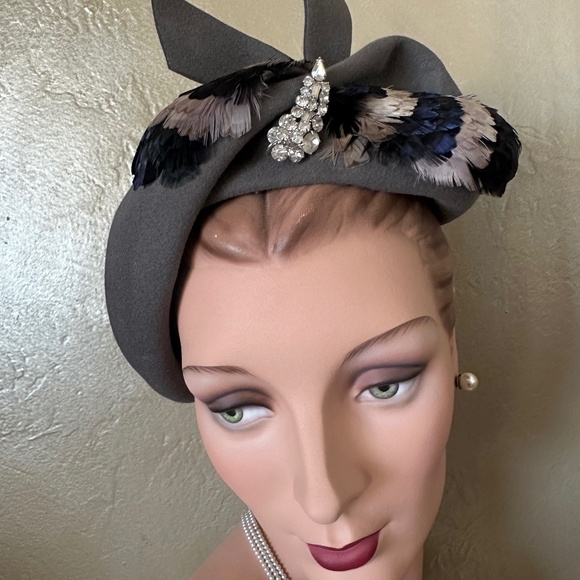 OPULENT 1950s' GRAY FELT COCKTAIL HAT + RHINESTONE BROOCH + IRIDESCENT FEATHERS